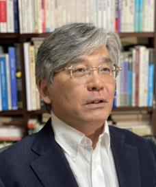 Prof. Shigeto Sonoda sitting in front of a bookcase